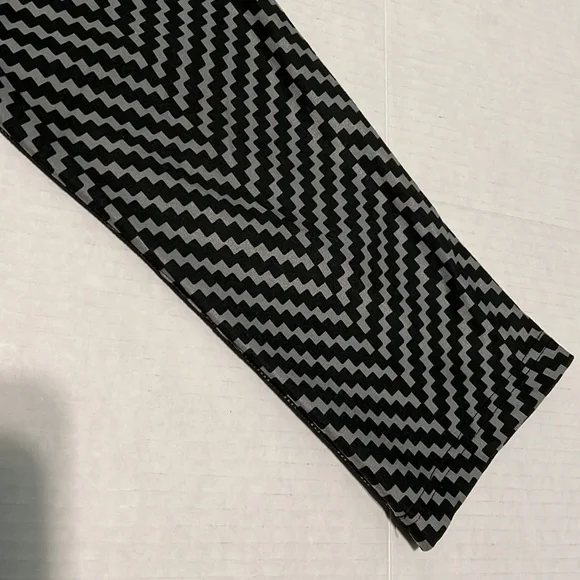 Nike Dri Fit Gray & Black Patterned Cropped Leggings XS - Picture 5 of 8